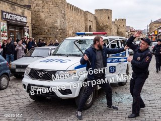 Пьяный мужчина напал на полицию и повредил служебный автомобиль